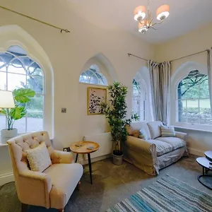  Apartment The Gatehouse At Coombe